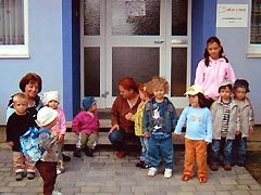 Kinder vor dem Kinderhaus Ternitz